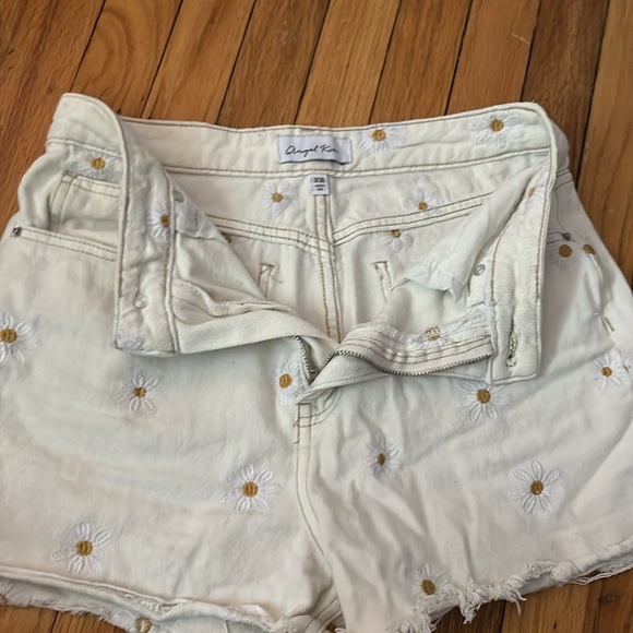 Adorable sunflower denim shorts, off white high rise - Picture 3 of 7